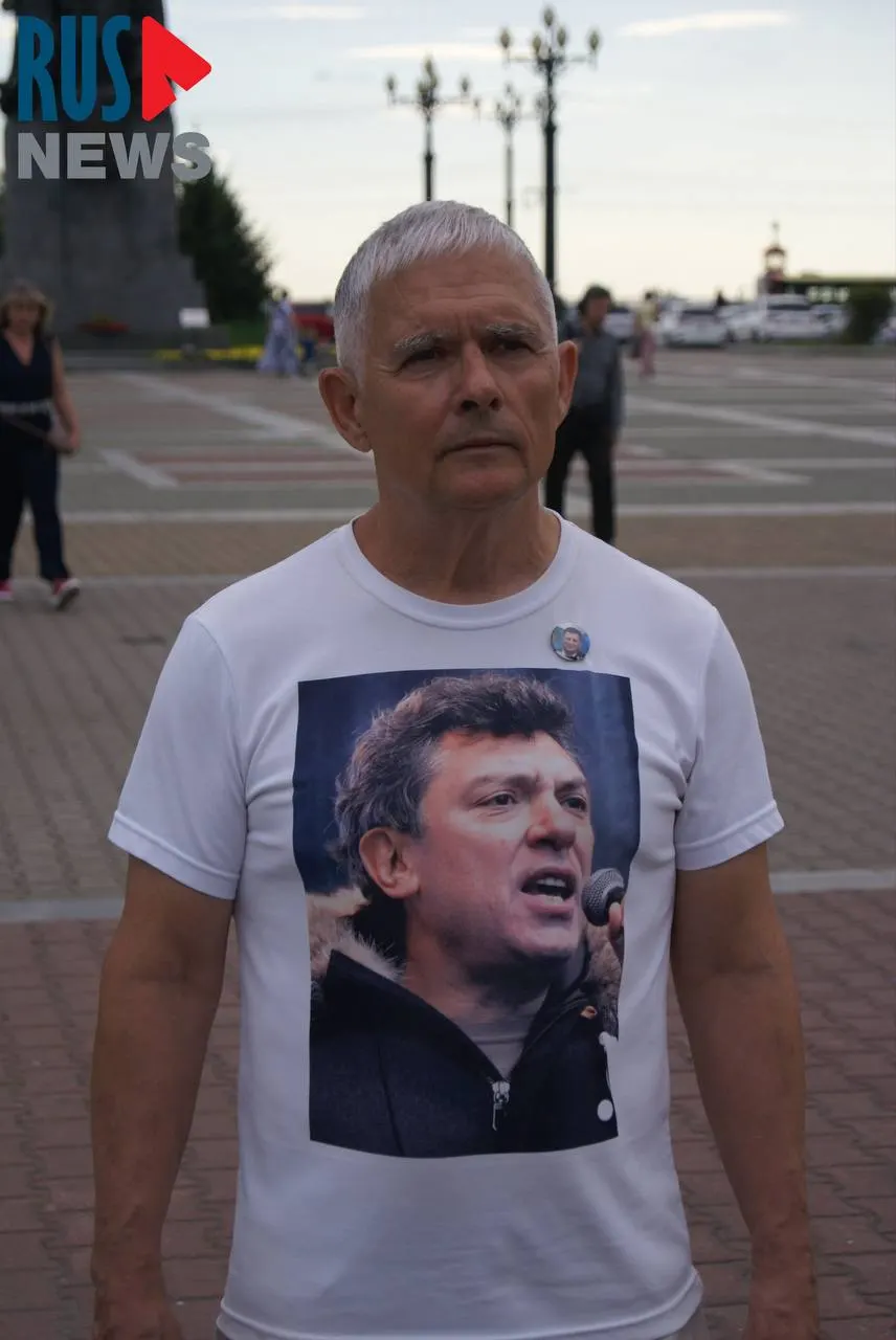 На Комсомольской площади в Хабаровске Зигмунд Худяков в футболке с изображением Бориса Немцова публично прочёл стихотворение, ранее он уже задерживался за ту же одежду и получил трое суток ареста.
