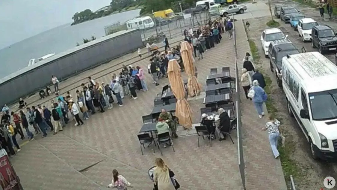 Маломерные суда между Балтийском и косой больше не ходят: пассажиров перевозят только на пароме, который курсирует нерегулярно и часто отменяется из‑за погоды.