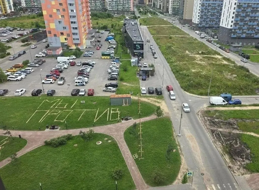Губернатор рекомендовал муниципалитету рассмотреть выкуп земли, где собирались строить досуговый центр; материалы о возможных нарушениях направлены в прокуратуру.