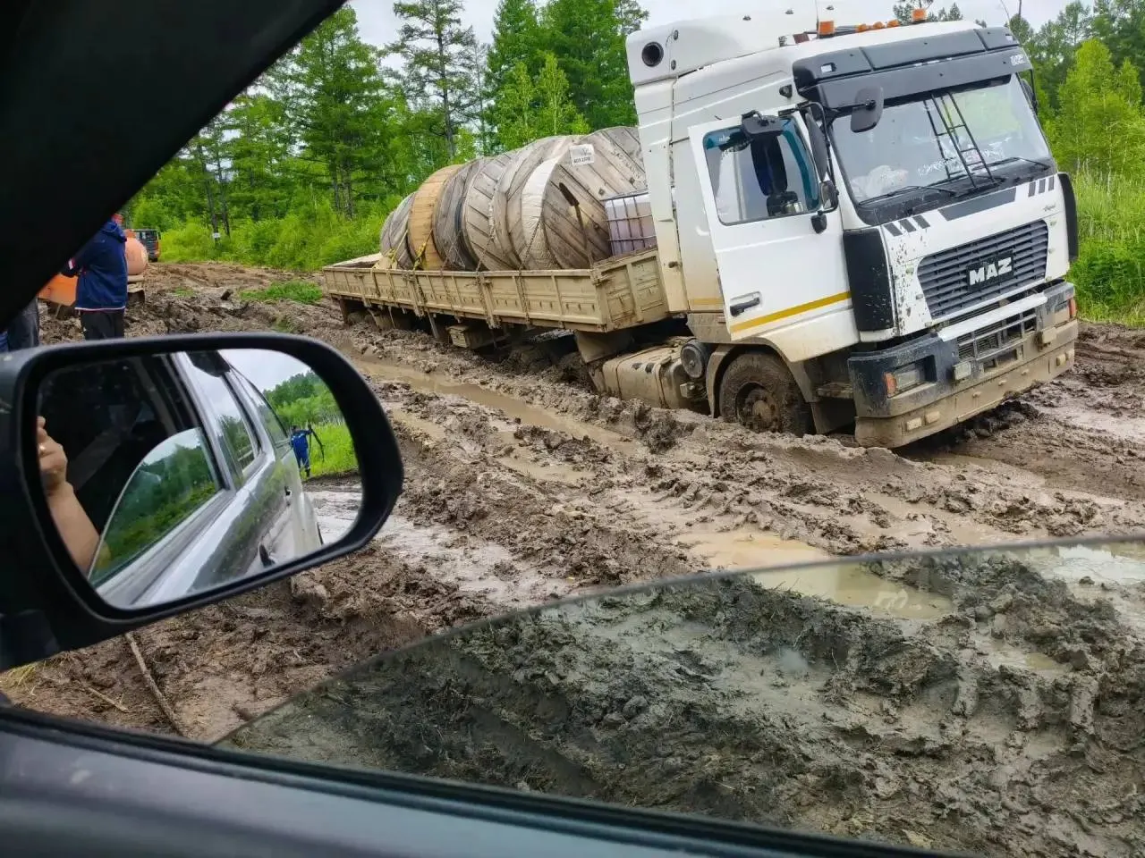 Жители Кактолги и Будюмкана уже более двух месяцев едва могут выезжать: дорогу разбили дожди и тяжелые грузовики. Депутат предложил закреплять содержание таких участков за предприятиями, которые ими пользуются, и направил запросы в региональные ведомства.