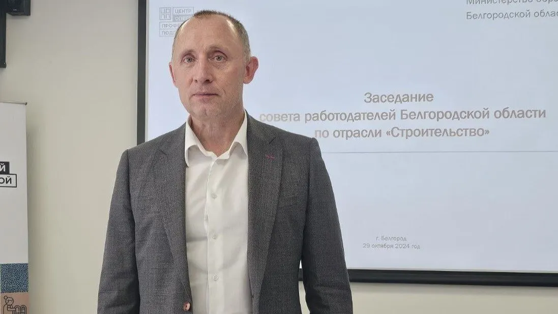 Бывшему вице‑губернатору предъявили обвинение в хищении 1,723 млрд рублей при закупках защитных сооружений на границе с Украиной. Он признал вину в ряде эпизодов, но оспаривает отдельные пункты обвинения; задержан в августе 2025 года.