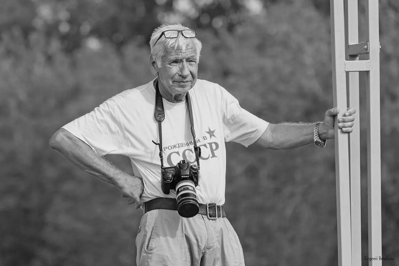 Фотограф, который много лет сотрудничал с Новосибирским ипподромом, ушёл из жизни. Прощание пройдёт 9 июля.