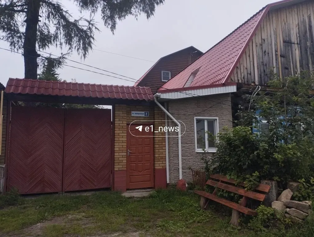 Мужчина из Екатеринбурга заплатил 20,4 тыс. руб. за двухдневную аренду домика, обещавшего альпак и лошадей, но по приезде обнаружил обычный частный дом; он обратился в полицию.
