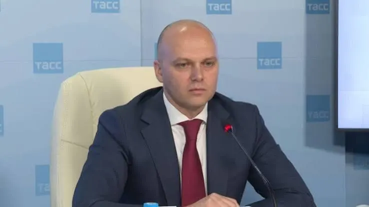 После сокращения одного автобуса на маршруте №110 жители семи населённых пунктов остались с ограниченным расписанием: люди вынуждены полагаться на попутный транспорт, дети не успевают в детсад, а пешие маршруты опасны из‑за отсутствия тротуаров.