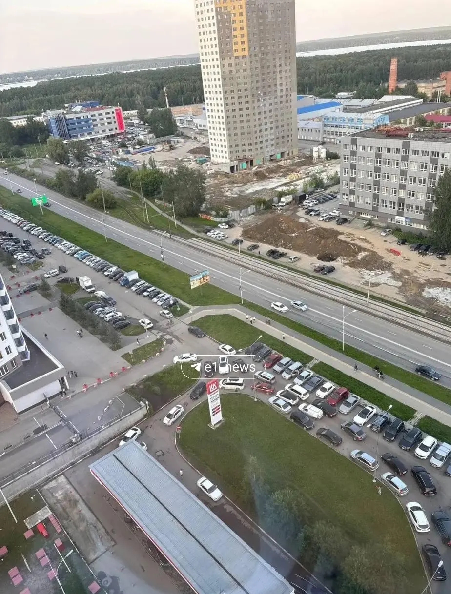 Жители новостроек на улице Блюхера не могут заехать во двор: въезд в жилой комплекс и на заправку общий, из‑за чего образуются пробки и затрудняется подъезд даже экстренных служб.