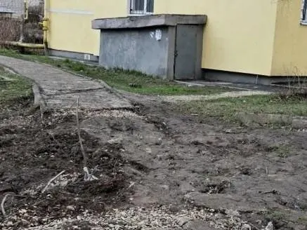 Пешеходную зону на улице Забайкальская привели в порядок: был заменён разрушенный асфальт и проведено благоустройство для удобства и безопасности пешеходов.