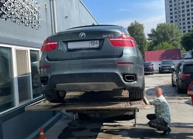 Судебные приставы изъяли BMW X6 у женщины с долгом 2,4 млн руб. Автомобиль был в залоге у банка и был обнаружен на территории автосервиса; владелица ещё может вернуть его, погасив задолженность.