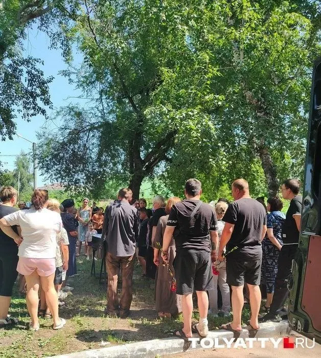 Родственники простились с ребёнком, который пытался помочь другу достать очки за забором; отец настаивает на переквалификации дела и считает произошедшее убийством.