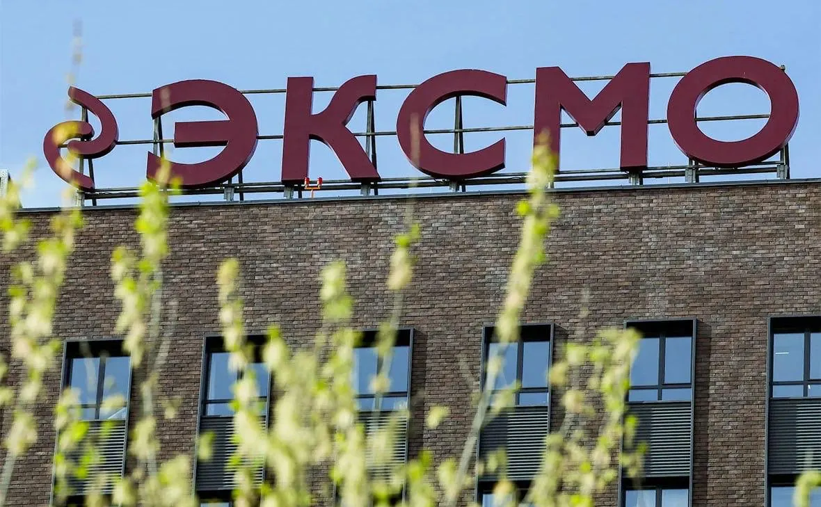 В крупной российской издательской группе часть сотрудников уволили или заставили уйти после введения ужесточённых правил цензуры: теперь каждую книгу проверяют по десяти критериям, часть проверок проводят ИИ, спорные случаи направляют на дополнительную экспертизу.