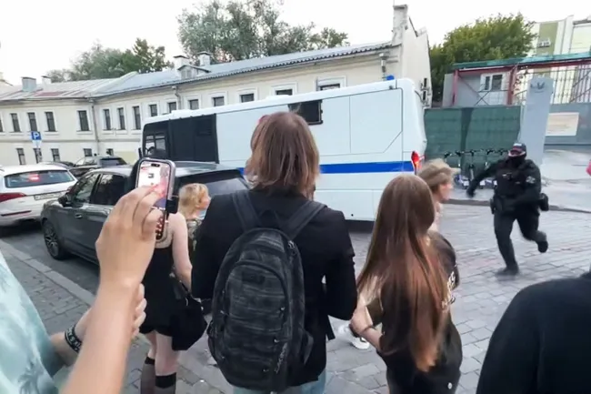 Вечером 3 июля в районе Китай‑города полиция задержала несколько десятков человек. Среди задержанных — стример, который вел прямую трансляцию; задерживаемые сообщают о побоях и применении электрошокера.