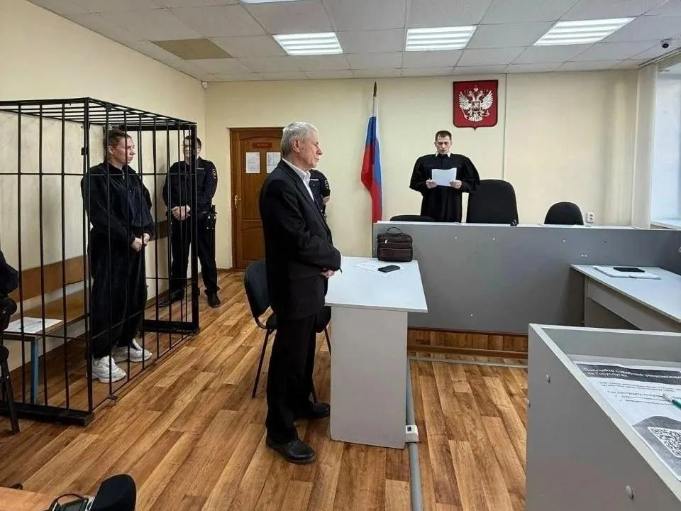 Екатерину Гоголеву, обвиняемую в превышении должностных полномочий, освободили из следственного изолятора и поместили под домашний арест. Ранее её госпитализировали из‑за угрозы выкидыша; сейчас, по словам адвоката, состояние стабильное.