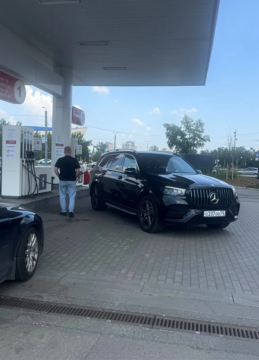 Иномарка с правительской серией объехала очередь на Свердловском проспекте. Водитель назвал себя «просто водителем» и сообщил, что является «ветераном СВО».