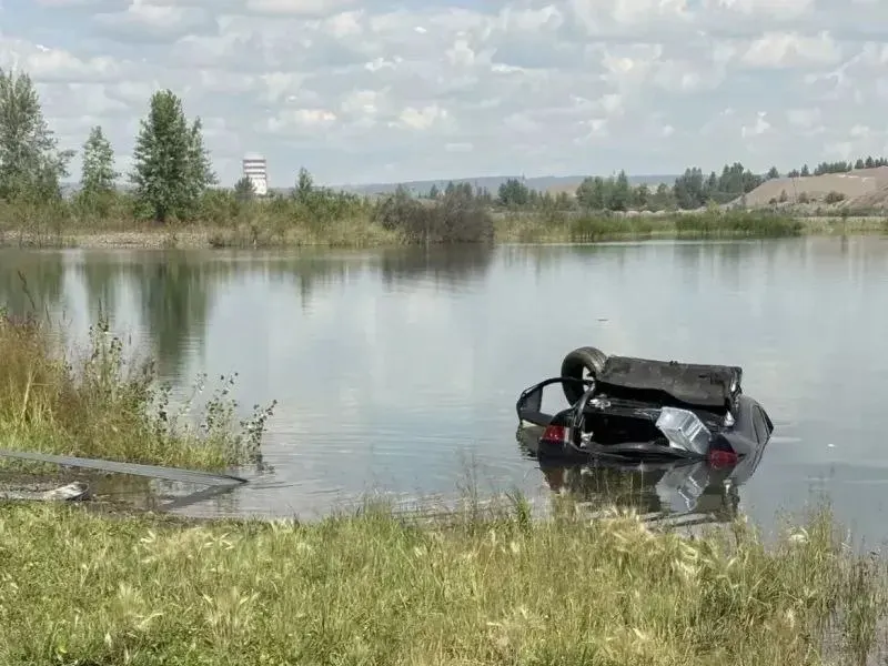 В двух несчастных случаях на водоёмах Красноярского края погибли три молодых человека: 23‑летняя женщина оказалась в затопленном автомобиле, ещё двое парней утонули во время заплыва.