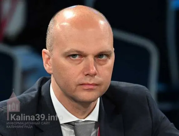 Губернатор Калининградской области заявил, что некоторые независимые АЗС не платили поставщикам по 6–7 месяцев — из‑за этого им прекратили отгрузки, а на других станциях выросли очереди. Поручено проверить работу мелких АЗС.