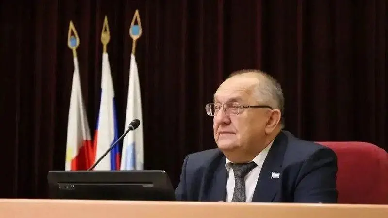 По результатам июня–июля 2026 года мэр Саратова поднялся на одну позицию, но остался в нижней части списка: жители жалуются на перераспределение средств при благоустройстве и на работу общественного транспорта.