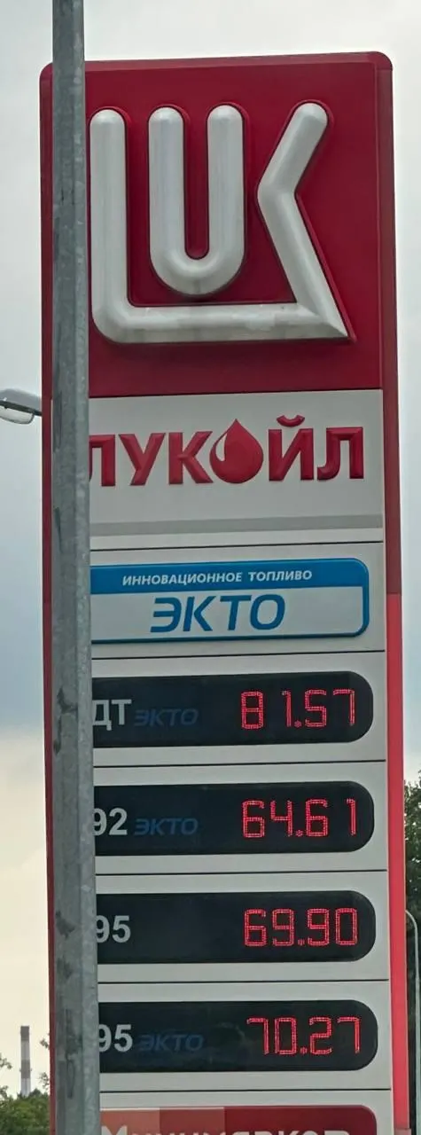 Технический перерыв длился до 14:00. После возобновления работы у входа образовалась очередь примерно 400 метров.