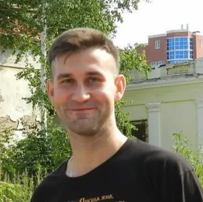 Инженер Алексей Бирюков по выходным убирает асфальтированную дорогу вдоль берега Оки, заброшенную десятилетиями; за прошлый сезон он поработал 55 дней и почти завершил расчистку.