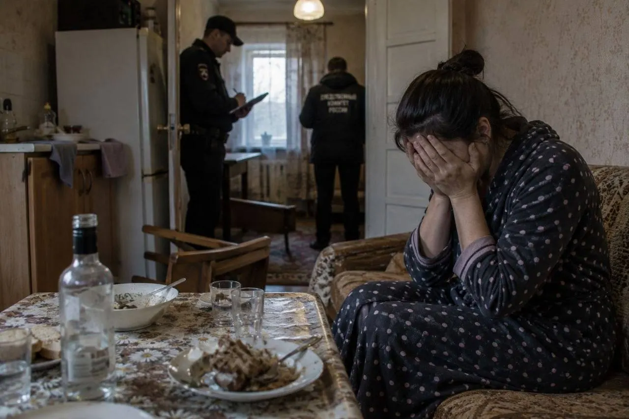 Жителю Поспелихинского района назначили шесть лет строгого режима за то, что после падения с мопеда избил женщину, от полученной травмы она скончалась; приговор оставлен без изменений.