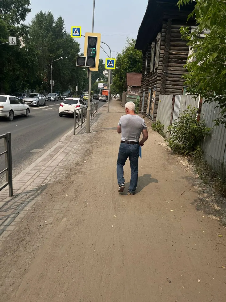 Улица Яковлева в Томске покрыта толстым слоем песка, грязи и камней — горожане утверждают, что очистка не ведётся годами. На фотографиях — состояние улицы за прошлую неделю.