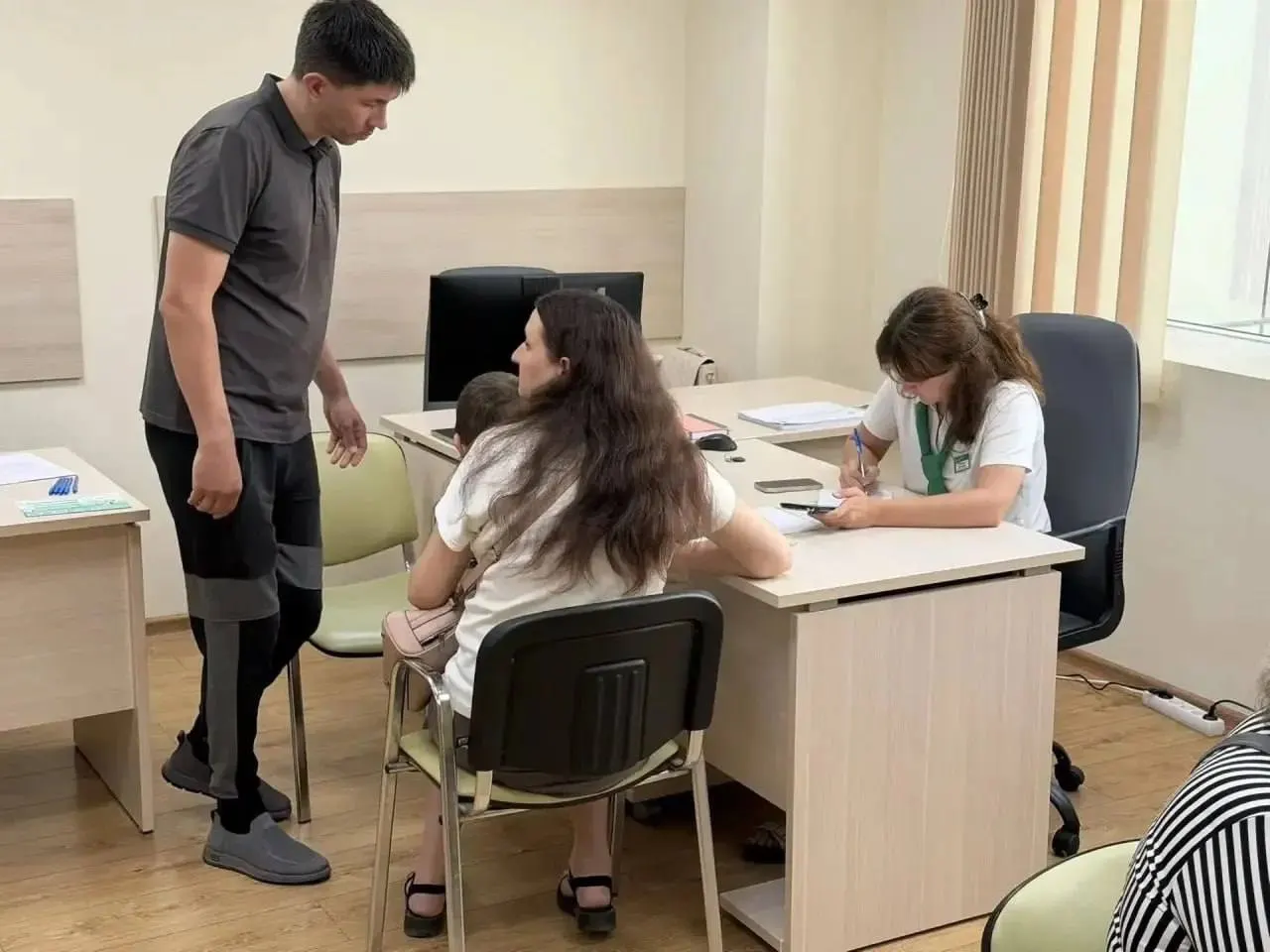 В ТЦ «Босс Хаус» на улице Атарбекова заработало семейное отделение МФЦ с психологическими консультациями, детской зоной и пунктом проката колясок.
