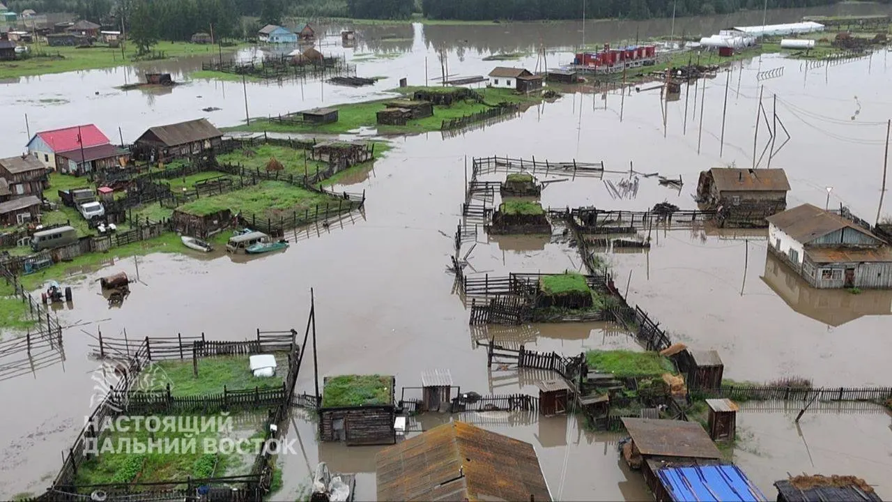Во Верхоянском районе вода продолжает прибывать: по официальным данным подтоплено 16 дворов, глава села сообщает о как минимум 18 пострадавших домах. Местные утверждают, что помощи пока нет и действуют своими силами.