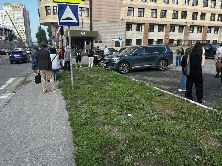Сотрудников и посетителей вывели из здания, территорию оцепили, на место приехал автомобиль Росгвардии. Заседание по делу депутата АКЗС от КПРФ Людмилы Клюшниковой о фиктивном трудоустройстве помощницы было назначено на 9:00.