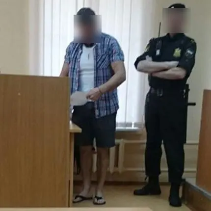 Суд запретил вход в грязной, рваной и спортивной одежде, в пляжной обуви и шортах выше колена, а также в вещах с оскорбительными надписями или изображениями.