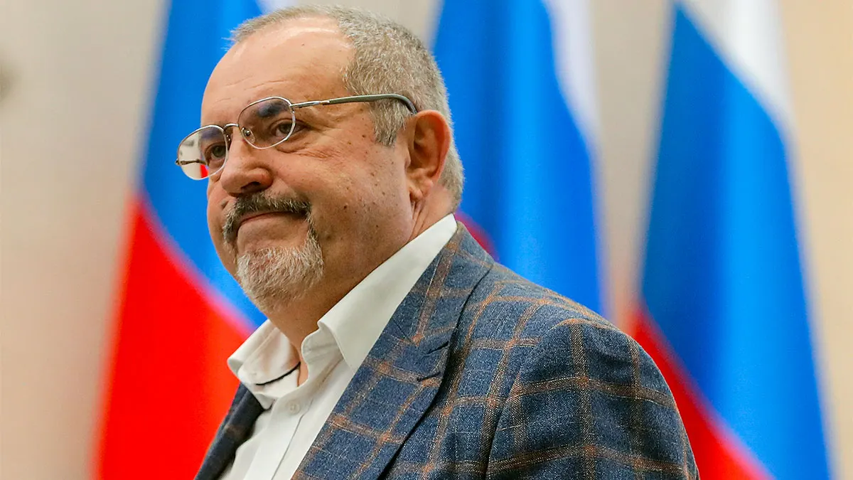 Политик заявил, что прекращает участие в выборах из‑за давления властей: он не станет сдавать собранные подписи и направит средства на расчёты со штабом, чтобы не подвергать риску семью и сторонников.