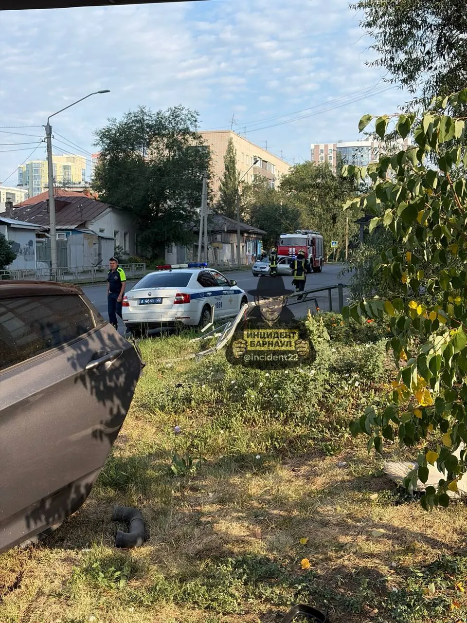 В центре Барнаула водитель такси внезапно почувствовал себя плохо, автомобиль столкнулся с другой машиной, пересёк встречную полосу и врезался в ограждение. На месте работают экстренные службы.