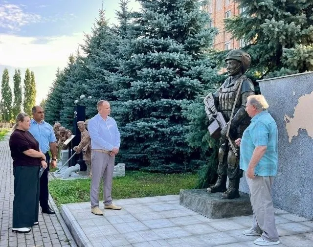 После экспертной проверки в Безенчуке выявили нарушение пропорций скульптурных фигур. Монумент передали подрядчику на доработку: приёмка и оплата отложены до исправлений и повторной проверки с участием общественности.