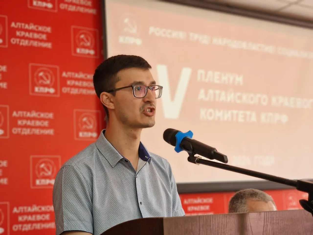 Депутату Алтайского краевого парламента от КПРФ Андрею Чернобаю не разрешили выехать в Москву на партийную встречу — это связано с уголовным делом, возбужденным вместе с рядом других депутатов перед выборами.