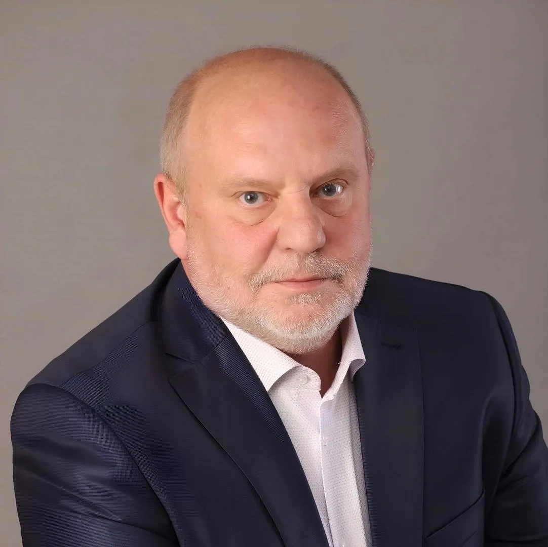 Депутаты поддержали отставку главы округа, который по собственному желанию покидает пост, чтобы баллотироваться в региональный парламент; председатель Совета также сложил полномочия.