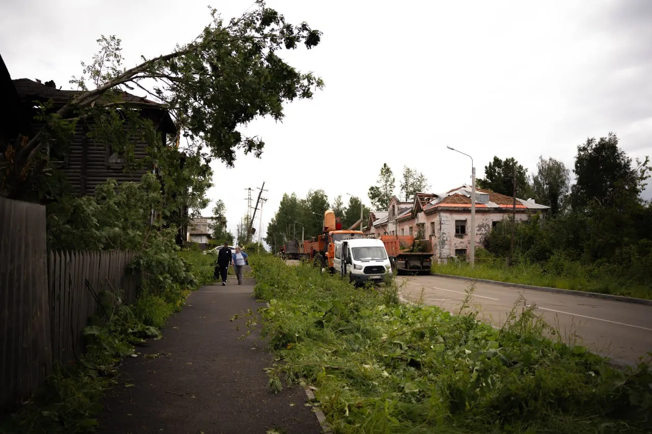 В Свердловской области восстановили крыши жилых домов, вывезли 50 тыс. куб. м поваленных деревьев и мусора; 28 семей получили сертификаты на новое жильё.
