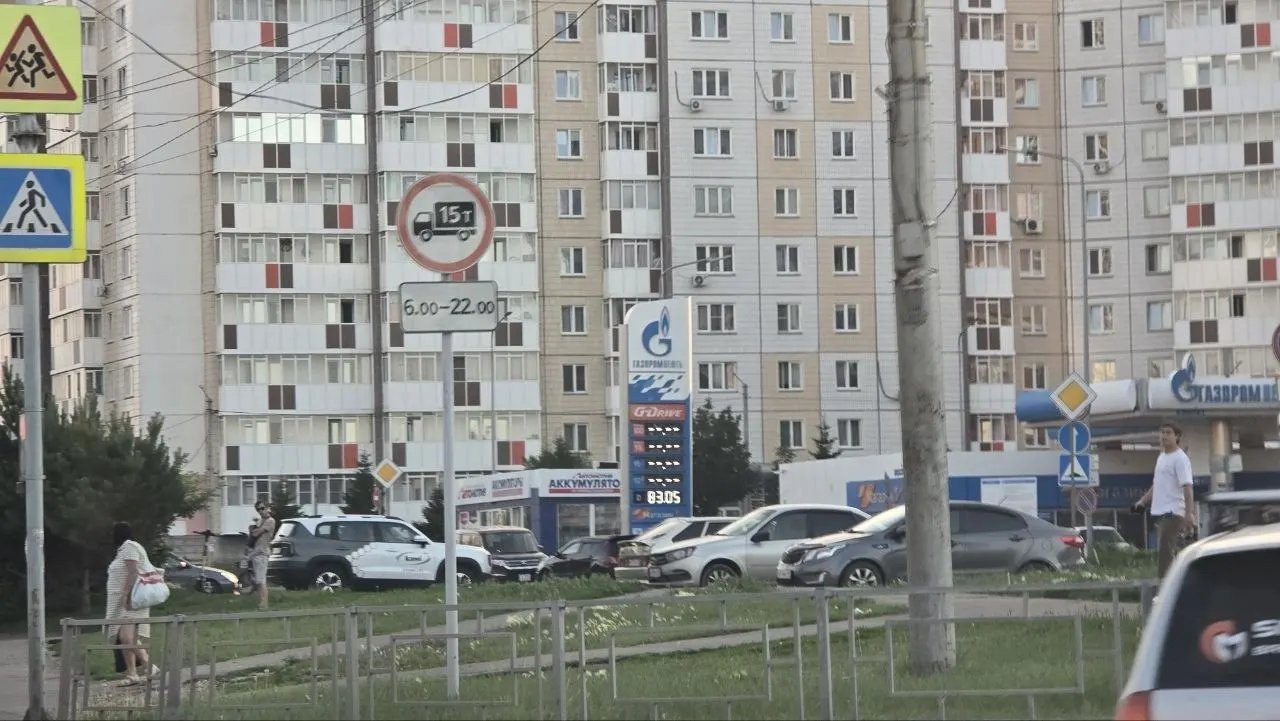 На ряде автозаправок Ачинска фиксируют перебои с поставками: дизель исчез с колонок, бензин на исходе, а стоимость топлива превысила 90 рублей за литр.