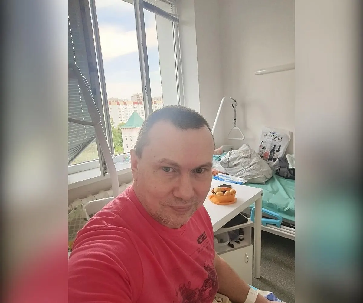 Мужчина упал из инвалидной коляски на скользком пандусе и сломал ноги. По его словам, кости не срослись из‑за неправильного лечения, и он оказался прикован к кровати на месяцы.
