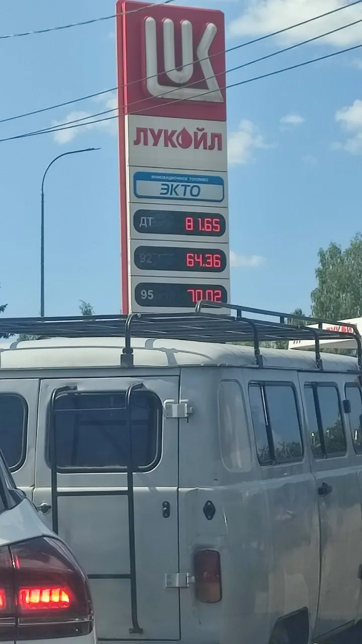 По сообщениям водителей очереди на АЗС сократились, топливо доступно на нескольких заправках города.