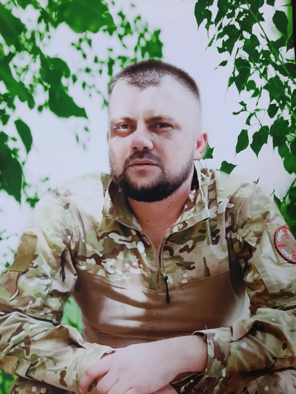 Он ушёл добровольцем и служил оператором БПЛА; погиб в октябре прошлого года, тело вывезли и опознали только спустя месяцы.