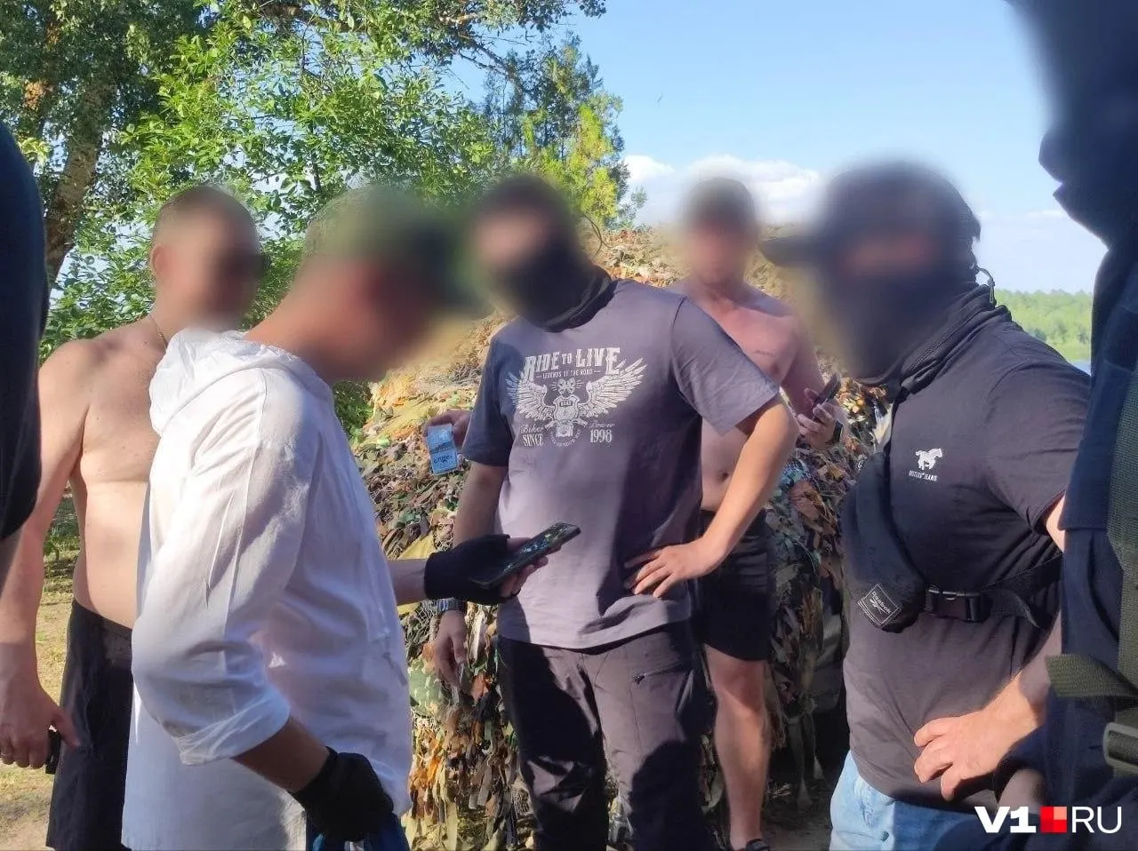 Полиция установила личность и доставила в отдел мужчину после конфликта с ветераном СВО на турбазе в Городищенском районе. По заявлению ветерана проводится проверка на признаки экстремизма.