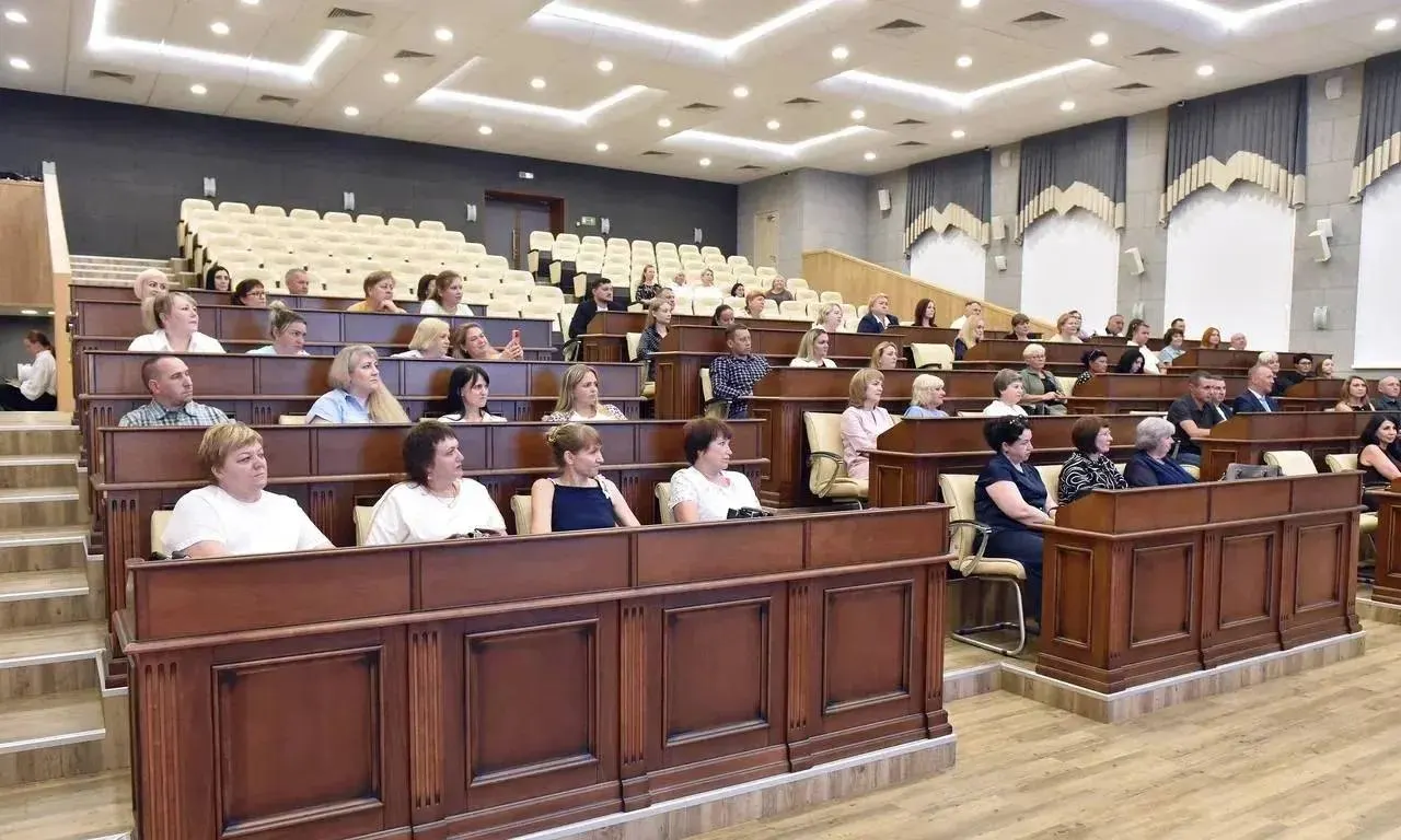 В администрации Барнаула прошло торжественное мероприятие ко Дню работника торговли: вручены краевые и городские награды 63 лучшим сотрудникам отрасли.