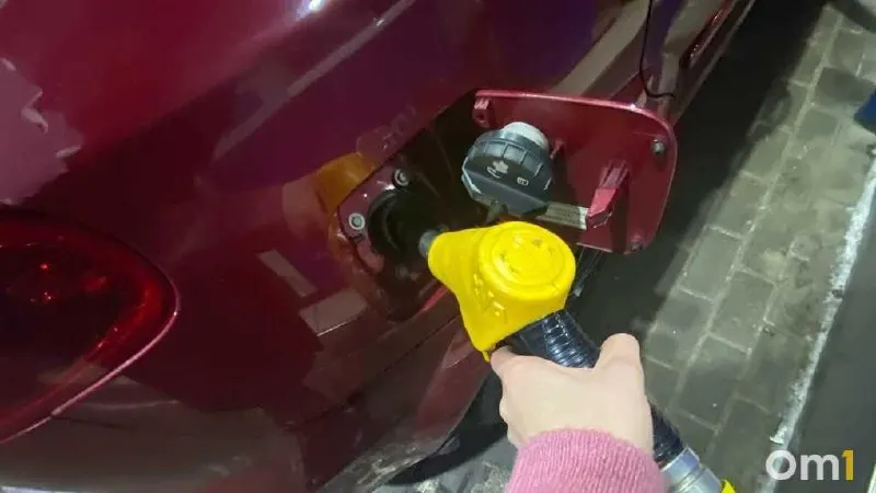 В соцсетях появились объявления о продаже бензина с доставкой до автомобиля. Продавцы указывают охват многих городов и фиксированные цены, но не раскрывают происхождение топлива и разрешения — покупателям рекомендуют проявлять осторожность.