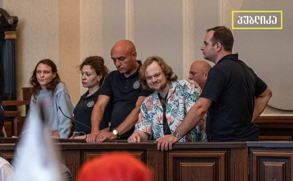 Апелляционный суд Тбилиси перенёс решение по делу Анастасии Зиновкиной и Артёма Грибуля: подсудимые не успели выступить с последним словом. На слушании обвиняемые и защита заявили о фальсификациях, а прокурор предлагал процессуальное соглашение и высказался о «невиновности».