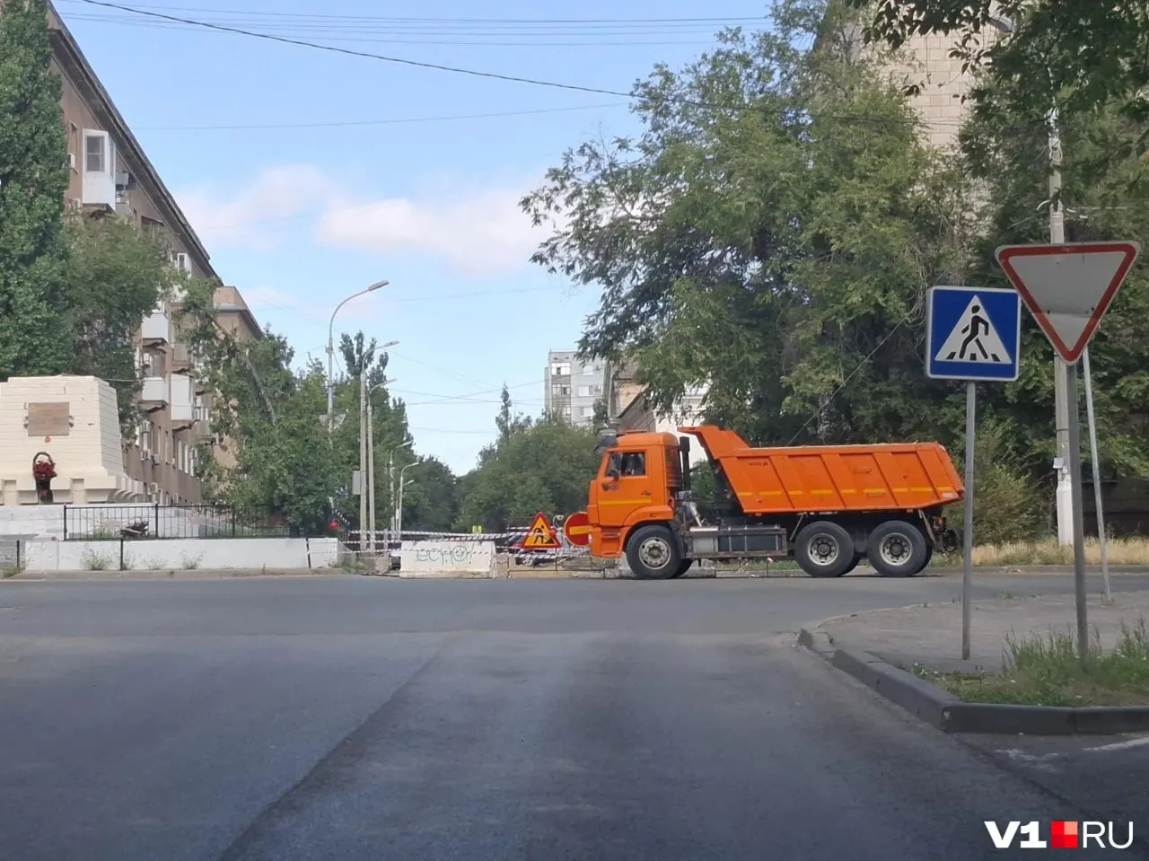 После плановых отключений жители жалуются, что горячую воду не вернули к обещанному сроку — люди греют воду на плите и моются из ковшей. В компании-концессионере объясняют это заменой повреждённого участка теплотрассы.