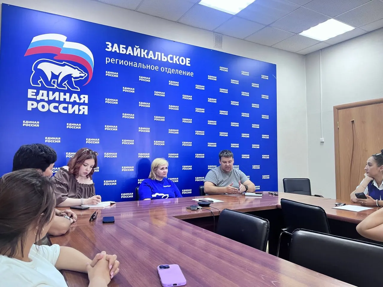 Волонтёры предлагают временно выдавать бумажные талоны с номером машины, объёмом топлива и временем приезда, а также использовать переносные терминалы для оплаты у колонки, чтобы разгрузить многодневные очереди на заправках.