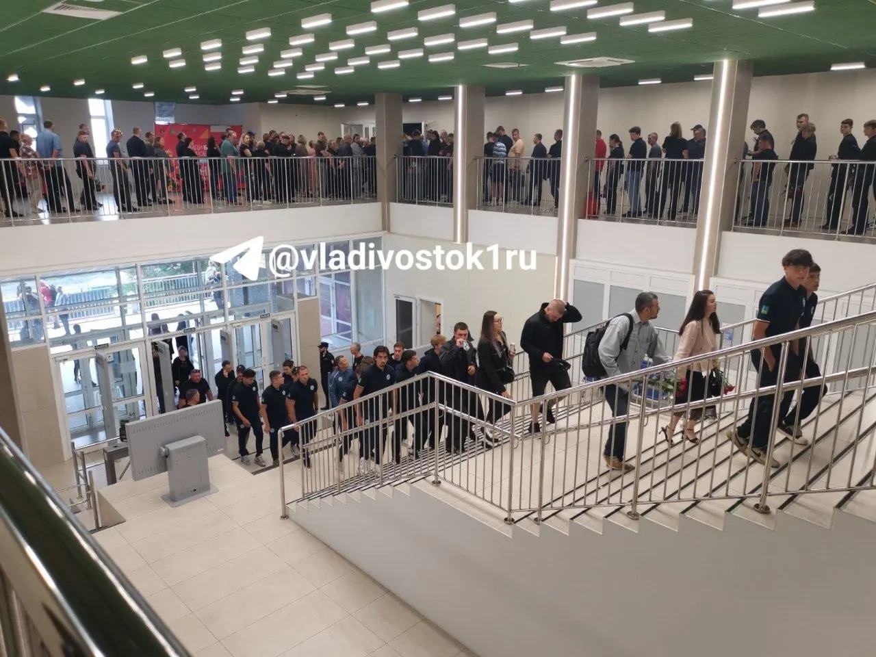 В спорткомплексе «Олимпиец» во Владивостоке проходит прощание с известным баскетбольным тренером и руководителем Приморского «Динамо» Эдуардом Сандлером, погибшим 28 июля; тысячи людей пришли проститься.