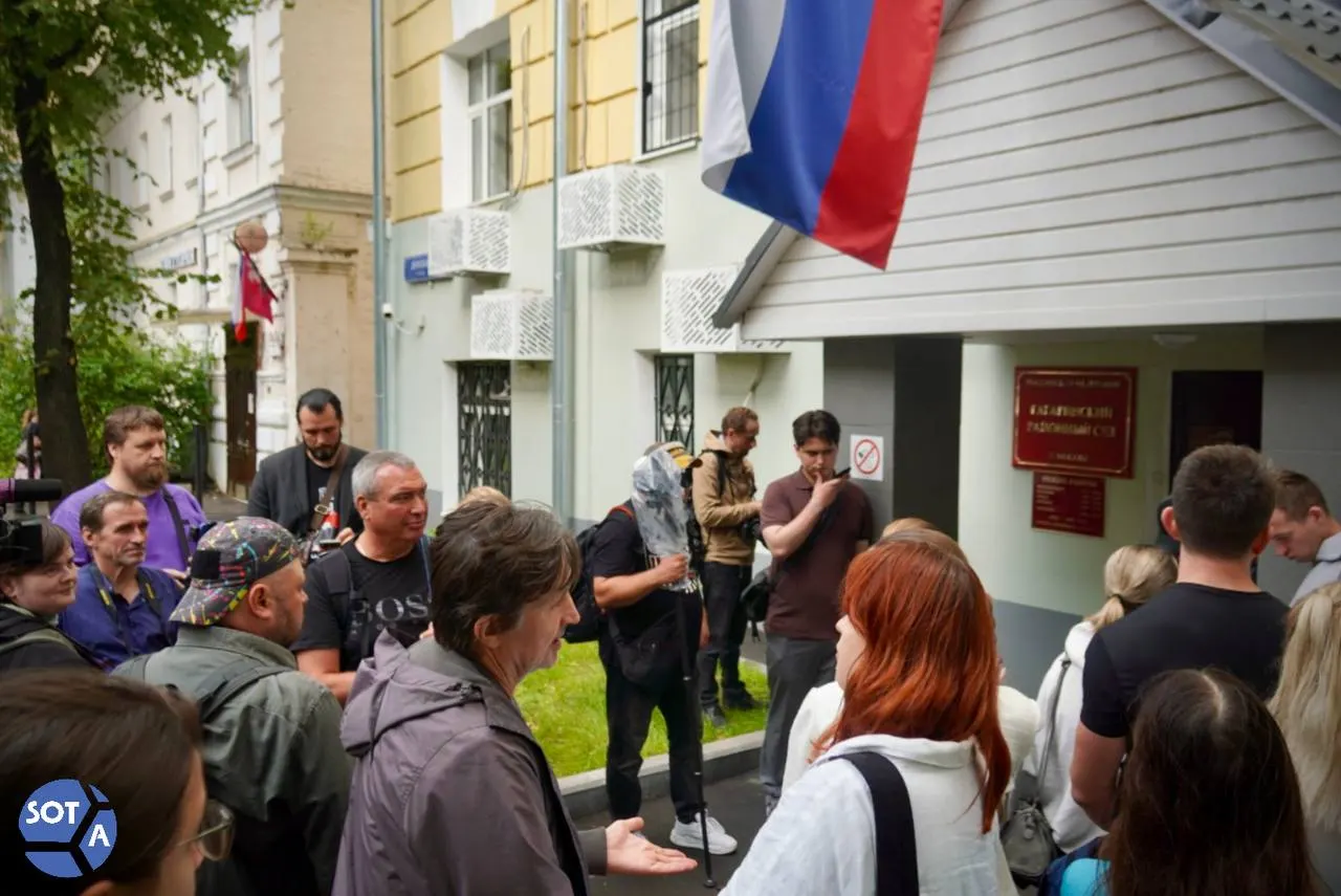 Заседание по ходатайству прокуратуры вернуть блогеру Валерии Чекалиной (Лерчек) домашний арест продолжается: решение не принято уже более четырёх часов, процесс проходит с закрытой частью по медицинским документам.