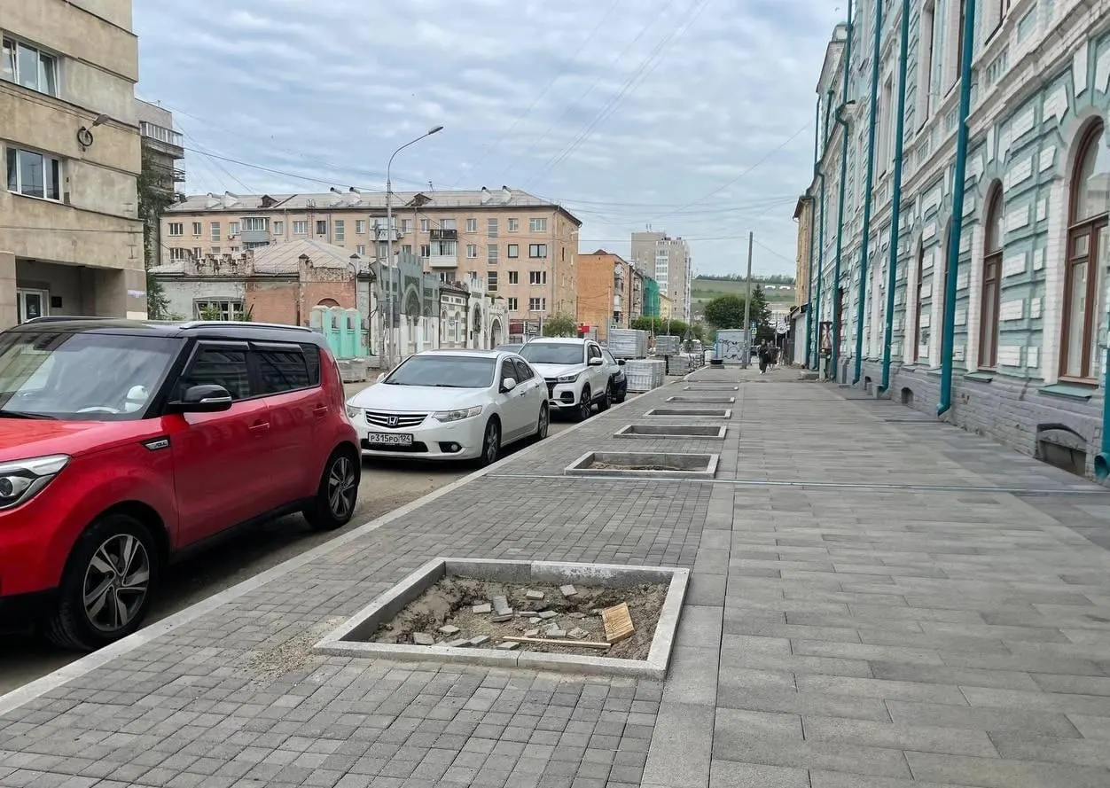 На улице Кирова готовят места под посадки, но прикорневую зону залили бетоном и уложили уплотнённый гравий, оставив под почвой около 10 см — специалисты считают, что в таких условиях саженцы не переживут.