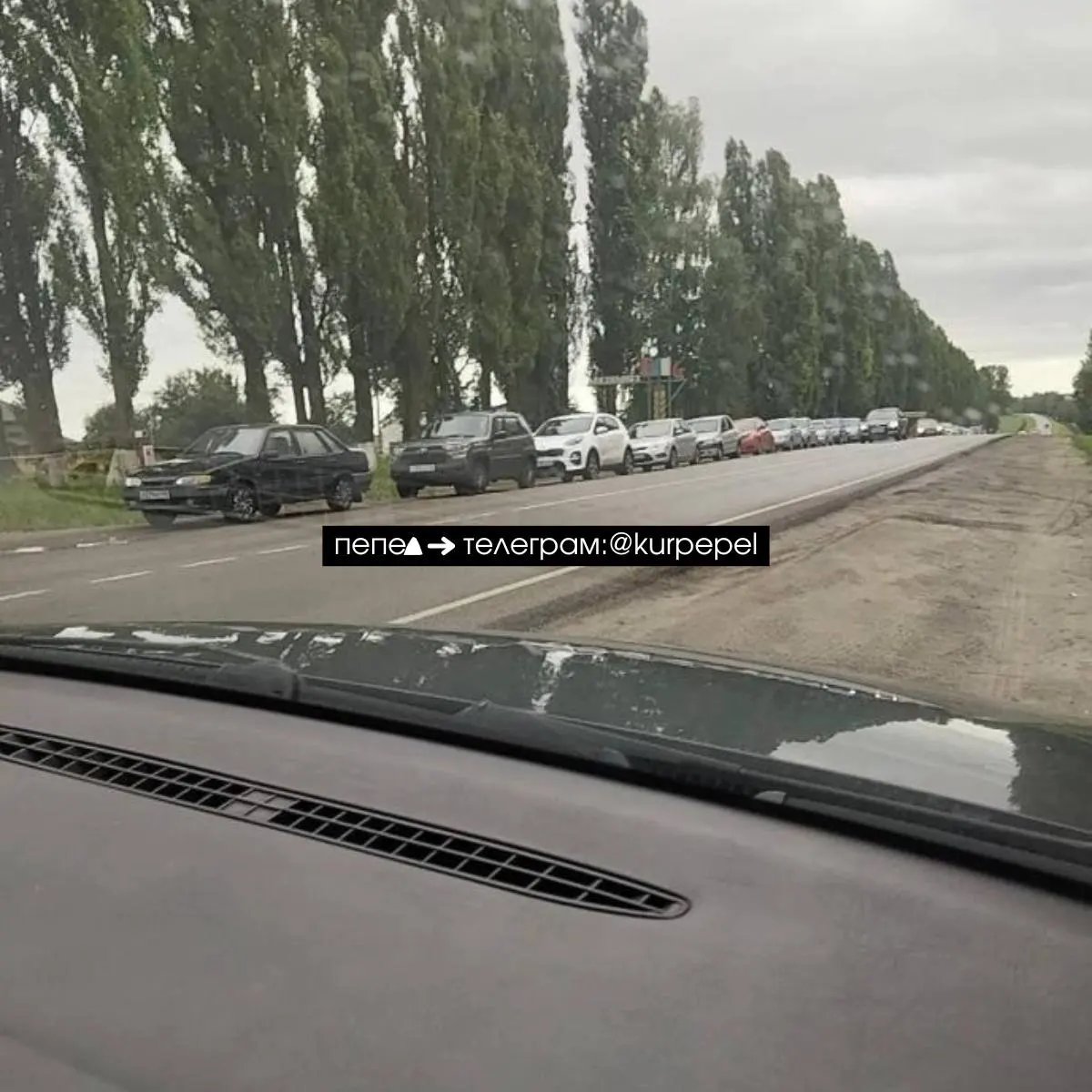 На автозаправке в посёлке Конышевка выстроились десятки машин: продажи топлива ограничивают из‑за авиационной опасности и региональных перебоев поставок.