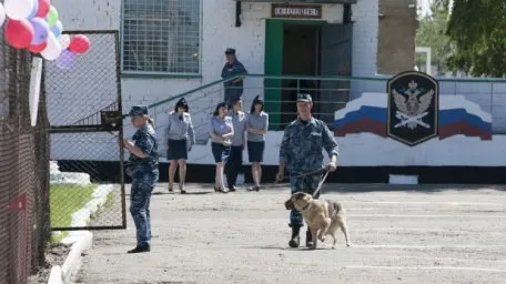 Надин Гейслер (Надежда Россинская), содержащаяся в ИК‑6 в селе Шипуново, сообщает об отсутствии визитов адвоката, задержке корреспонденции и необходимости срочной медицинской помощи, в том числе стоматологической.