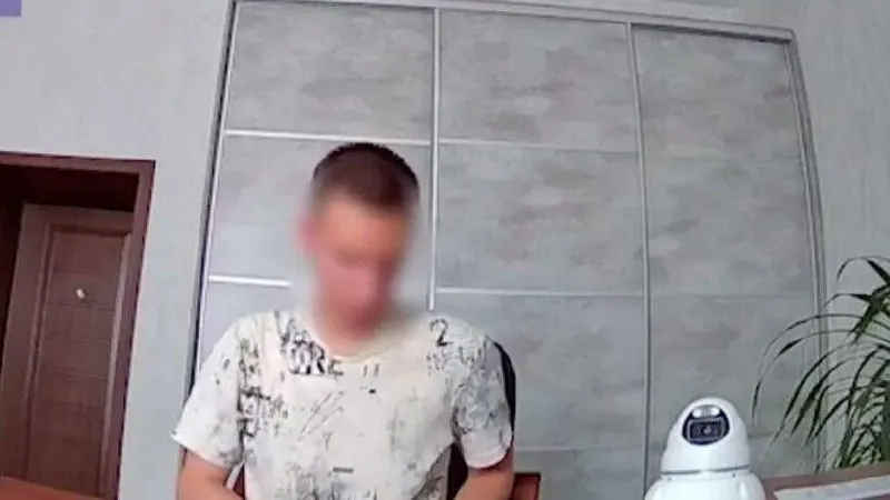 Пенсионер из Энгельса перевёл мошенникам 2,5 млн рублей и 1,5 тыс. долларов после звонка человека, представившегося сотрудником военной прокуратуры. Задержан 18‑летний курьер, который переводил деньги в криптовалюту.