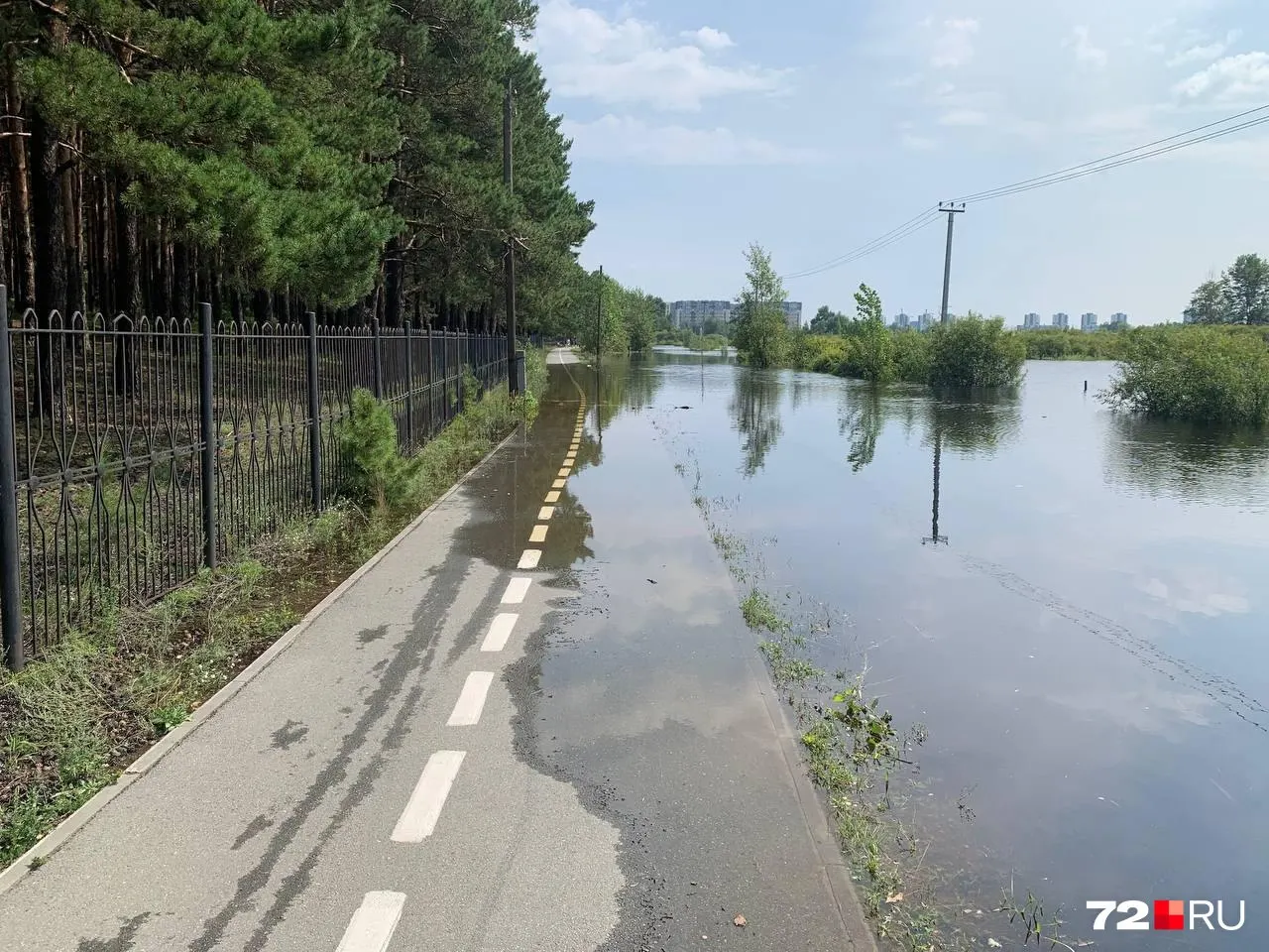 В результате подъёма воды в Гагаринском парке затоплены велодорожки и прибрежные участки парка. Посетителям рекомендуется избегать территории до улучшения ситуации.